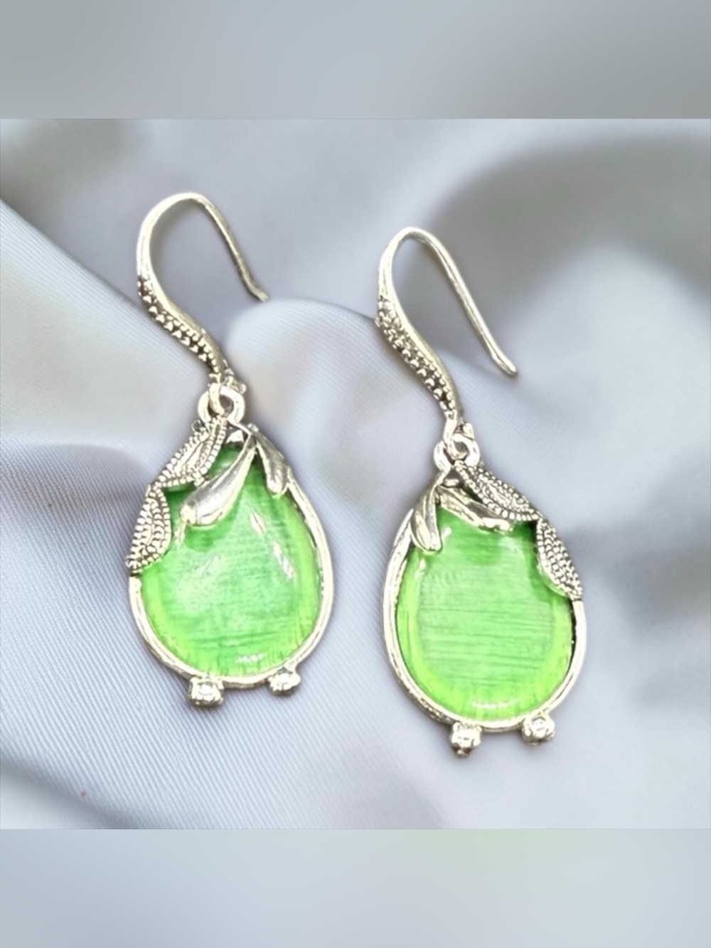 💚Retro-Style Green Teardrop Silver-Tone Drop Earrings/NWOT💚